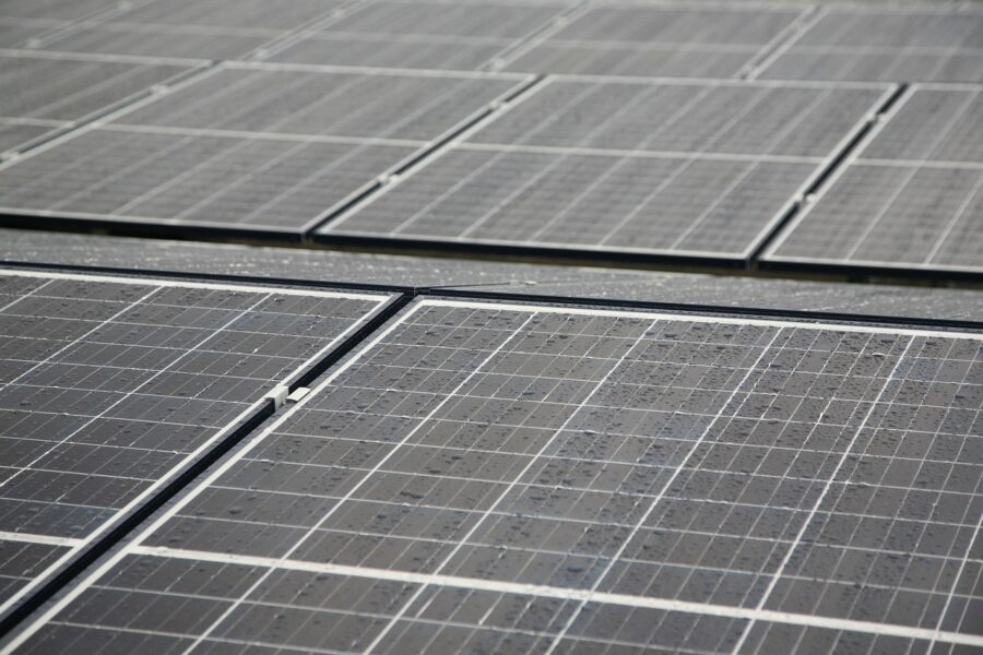 Fotovoltaico e pioggia: la produzione di energia elettrica non si ferma mai