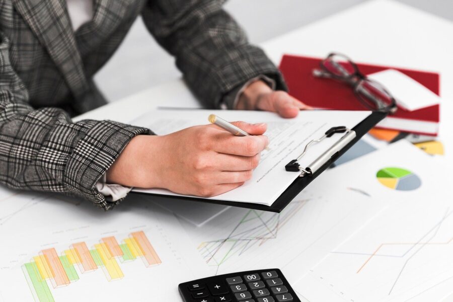 Smart grid e reti in evoluzione, rinnovabili al 49% e import al 16,3%: la transizione energetica italiana accelera